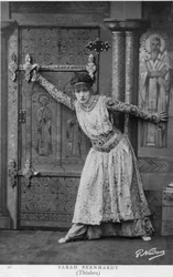 Henriette Rosine Bernard alias Sarah Bernhardt (1844-1923) in einer Szene aus „Théodora“, Stück von Victorien Sardou, 1884 (s/w Foto)