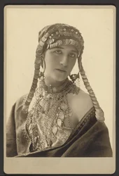 [Unbekannte Frau im Theaterkostüm]