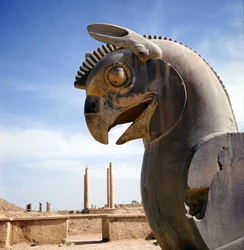 Ein Greif, ein legendäres Wesen, halb Adler, halb Löwe. Säule der Apadana, des großen Audienzsaals, bekrönt von diesen Kapitellen, Palast Dareios
