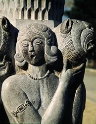 Detail einer Figur, die einen Löwen hält, Safawiden-Dynastie (Stein)