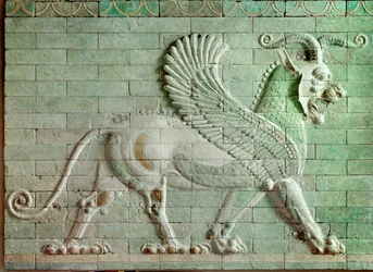 Achämenidische Epoche (Iran): Flachrelief aus glasierten Ziegeln mit der Darstellung eines Greifs. Aus dem Palast von Dareios I. (550-486 v. Chr.), König von Persien, in Susa. 510 v. Chr. Paris, Louvre