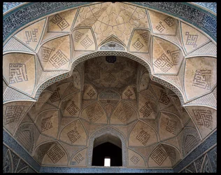 Ansicht der Decke eines Iwan