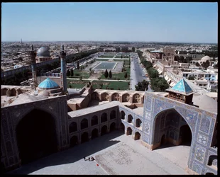 Blick über die Stadt vom königlichen Platz, der Korridor der Jameh-Moschee, rechts die Scheich-Lotfolla-Moschee, links die Ali-Qapu-Moschee