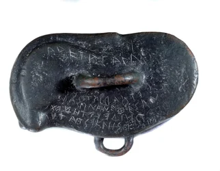 Votivgewicht aus Bronze in Form eines Osselets mit einer griechischen Widmung an Apollo von Didymus, Votivgabe an den Tempel des Gottes in Milet. Routenide-Periode. Als Beute von Darius I. gefunden in Susa. Paris, Louvre Museum