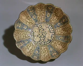 Weiße Irdenware-Schale bemalt mit Unterglasur in Schwarz und Blau mit Figuren von Mongolen