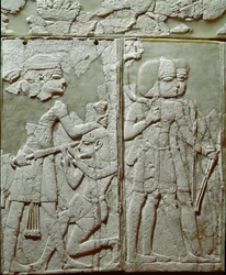 Phönizische Zivilisation: Bettverzierung mit einem niedrigen Elfenbeinrelief, das einen König darstellt, der einen Feind bedroht. Vom Fundort Ugarit, antike syrische Stadt auf dem Tell de Ras Shamra. 14. Jahrhundert v. Chr. Höhe 24 cm. Damaskus, Nationales