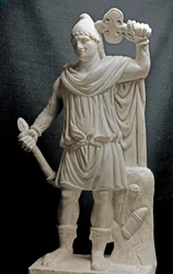 Zivilisation der Phönizier: Mithrische Gottheit mit Fackel und Doppelaxt. 2. oder 3. Jahrhundert n. Chr. Marmorskulptur. Dim. 87 cm. Paris, Louvre Museum