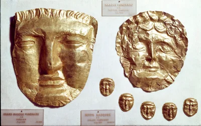 Phönizische Kunst: Große Goldmasken auf dem Gesicht von Frau und Mann und Gruppe von fünf kleinen Goldmasken unten