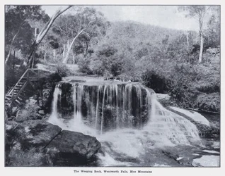 Der Weeping Rock, Wentworth Falls, Blue Mountains (s/w Foto)