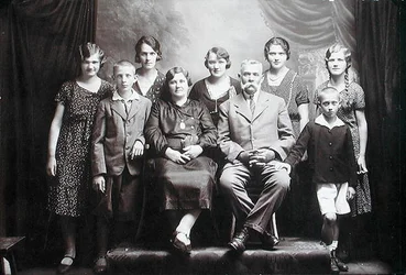 Familie mit zahlreichen Kindern, frühes 20. Jahrhundert