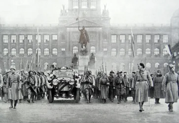 Tschechische Truppen begleiten Präsident Thomas Masaryk in Prag, 25. Dezember 1918