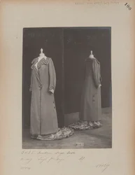 Albumseite: House of Worth, Mantel