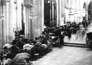 Menschen suchen Zuflucht in der Kathedrale von Caen, Juli 1944