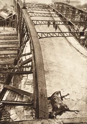 Durchbruch der alliierten Armeen in Ostgalizien: Fußgängerbrücke über die von Russen gesprengte Eisenbahn in Ternopil