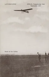 Der französische Flieger Hubert Latham fliegt über den Flugplatz Tempelhof, Berlin, September 1909