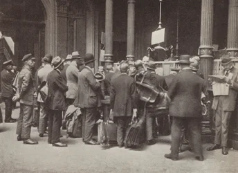 Hyperinflation in der Weimarer Republik: Mitglieder der Öffentlichkeit stehen vor der Reichsbank in Berlin mit Koffern, um ihr Geld zu transportieren, Juli 1923