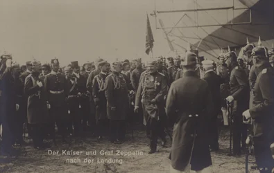 Kaiser Wilhelm II. und der deutsche Luftschiffkonstrukteur Graf Ferdinand von Zeppelin nach der Landung eines Zeppelins