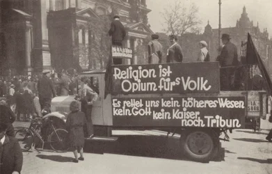 Lkw mit kommunistischen Parolen auf den Straßen von Berlin, Deutschland