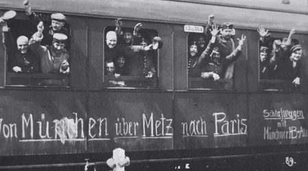 Deutsche Truppen des Ersten Weltkriegs fahren in einem Eisenbahnwagen mit der Aufschrift 