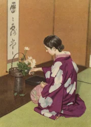 Mädchen erstellt ein Blumenarrangement