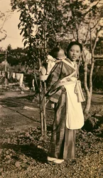 Japanische Mutter mit Baby