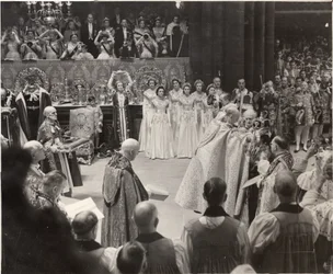 Herzogin Mary, mit ihrer Krone, die Königin Elizabeth II. bei der Krönung huldigt