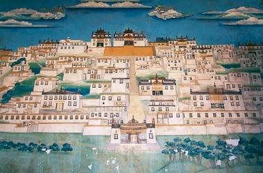 Fresko, das die Stadt im Ganden Sumtsenling-Kloster (Gompa) darstellt, Zhongdian (auf Tibetisch Gyalthang, 2001 von der chinesischen Regierung in Shangri-La umbenannt, um den Tourismus in diesem Gebiet des tibetischen Hochplateaus zu fördern), Provinz Yunn