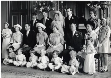 Gruppenhochzeitsfoto von Lord Hartington und Amanda mit Ihrer Majestät der Königin und der Königinmutter, 28. Juni 1967