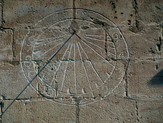 Sonnenuhr, Detail von der Kirche Santa Maria la Major, Montblanc, Katalonien. Detail. Spanien