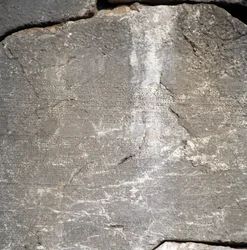 Wand mit Inschriften nahe dem Tempel des Apollo, Delphi (UNESCO-Welterbeliste)