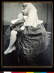 Gräfin Verasis de Castiglione, geborene Virginia Oldoini, sitzt auf einem Tisch. Die Gräfin hebt ihr Kleid, um ihre Beine und Füße zu entblößen. Silbergelatine-Bromid-Test von Louis Pierson