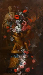 Kaskadierende Blumen mit Skulpturen einer weiblichen Heiligen und goldenen Putti auf einem Sockel mit einer Krippenszene in einem Garten in der Dämmerung