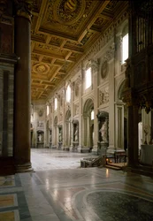 Ansicht des Mittelschiffs der Basilika St. Johannes im Lateran (San Giovanni in Laterano). Die Decke wurde wahrscheinlich von Pirro Ligorio (1510-1583) realisiert