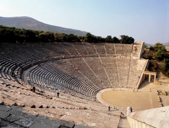 Ansicht des Theaters von Epidaurus, realisiert von dem Architekten Polyklet dem Jüngeren in Griechenland