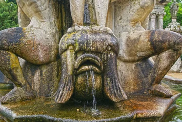 Fischschnitzerei am Sockel eines Obelisken, Lamego, Portugal. 1738