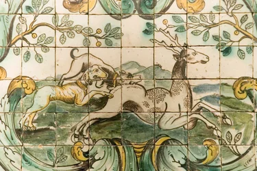 Majolika-Fliesen, die Hunde zeigen, die ein Reh jagen, aus dem Jagdzimmer im Palacio da Praia, Belem, ca. 1680