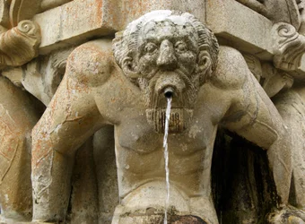 Mythischer Atlas am Sockel eines Obelisken, Lamego, Portugal. 1738