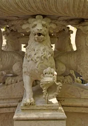 Mythische gehörnte Löwen-Atlanten am Sockel eines Brunnens, Quinta da Regalia, Sintra, Portugal ca. 1915