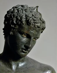 Griechische Kunst: Bronzestatue des „Jünglings von Marathon“ (Ephebe), die Hermes darstellt