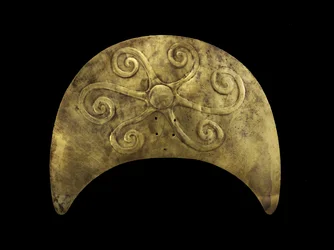 Kopfschmuck-Ornament mit Sonne, Moche