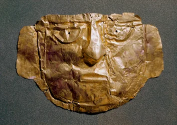 Präkolumbianische Zivilisation (Peru): Goldmaske aus der Zeit vor der spanischen Eroberung. 15. Jahrhundert Madrid, Museo de America