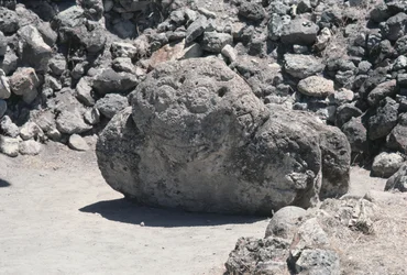 Steinschnitzerei eines Gesichts, Spätklassische Periode