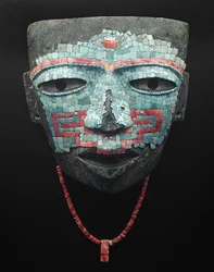 Begräbnismaske bedeckt mit Türkis- und Rotmuschel-Mosaik. Artefakt aus Teotihuacan, Mexiko-Stadt. Teotihuacan-Zivilisation - Präkolumbianische Kunst: Begräbnismaske aus Türkis- und rosa Steinen aus der Zivilisation von Teotihuacan III (300-650 n. Chr.) Mex