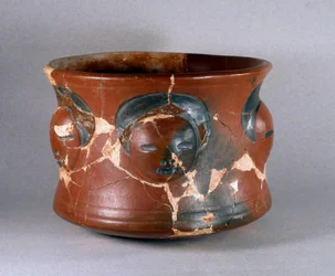 Präkolumbische Kunst, Kotosh-Kultur: Terrakottagefäß mit menschlichen Gesichtern. 1000 v. Chr.-800 n. Chr.