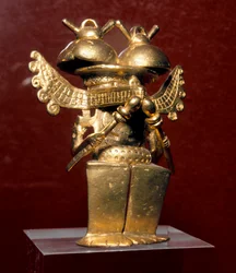 Präkolumbianische Kunst, Quimbaya-Zivilisation (Kolumbien): Anthropomorphe Statuette aus Gold. 400-1400 n. Chr. Madrid, Museo de America