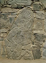 Wand mit Relief eines Kriegers