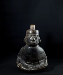 Anthropomorphe Vase mit Griff / Peru, Mochica-Kultur