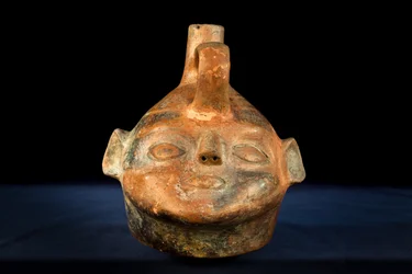 Keramische Cephalomorph mit negativer Dekoration / Vicus-Kultur