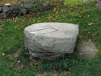 Zivilisation der Camunni, Vorgeschichte: Opferaltar. Zeitraum zwischen dem Neolithikum und der Bronzezeit. Capo di Ponte, Parco nazionale delle incisioni rupestri di Naquane, Valcamonica, Val Camonica, Italien