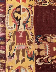 Präkolumbische Zivilisation: zeremonieller Amtsträger mit Maske. 300-100 v. Chr. Wandteppich aus Ica in Peru. Nationalmuseum für Archäologie von Lima, Peru